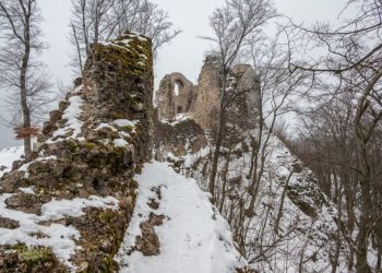 Hanigovský hrad a Miniskanzen drevených chrámov v Ľutine